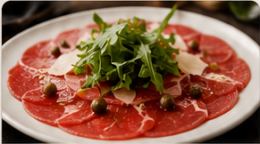 Carpaccio Bovino servido com rúcula, parmesão e alcaparras